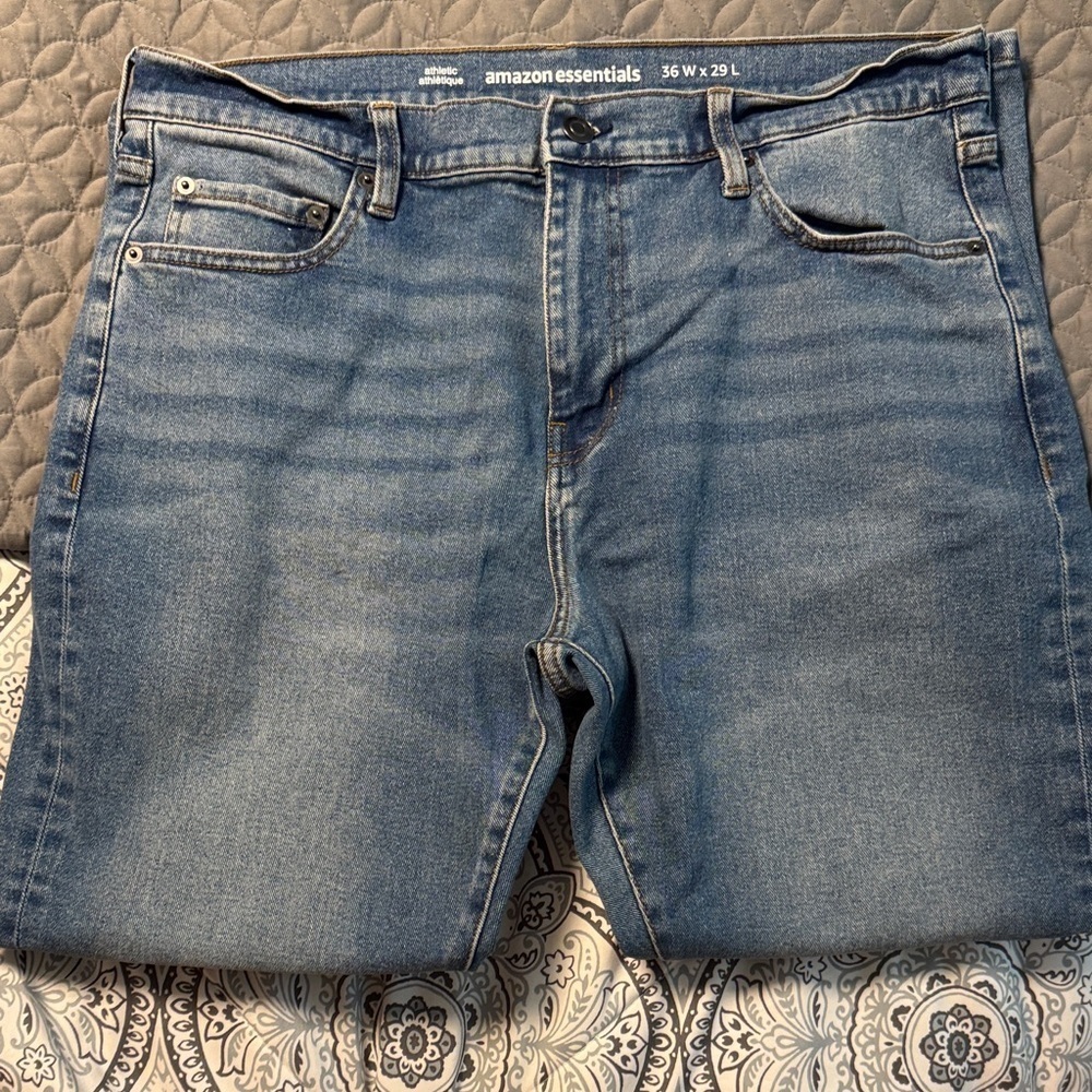 Amazon Essentials Men's Relaxed Blue Jeans